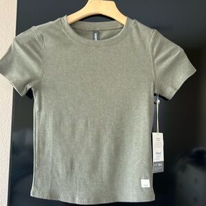 Vuori Mudra Fitted Tee. Color Laurel Heather. New with tags. Size XS